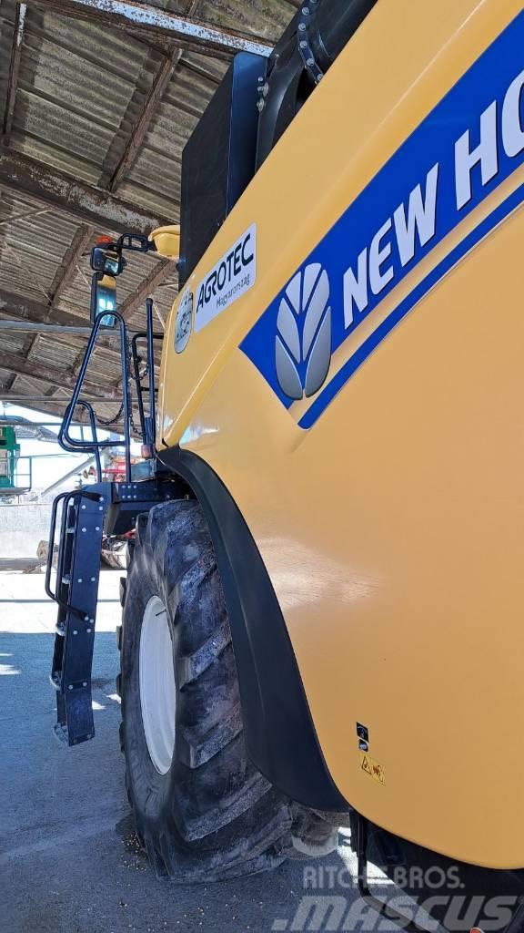 New Holland CR7.90 Combine harvesters