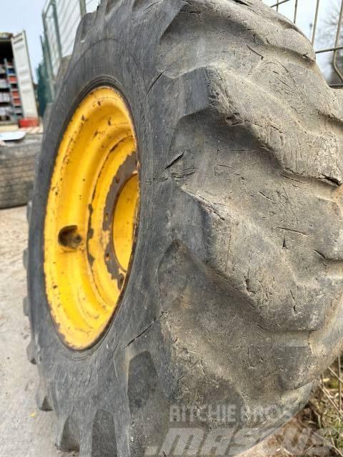 Firestone 12.5R18 Tyres, wheels and rims