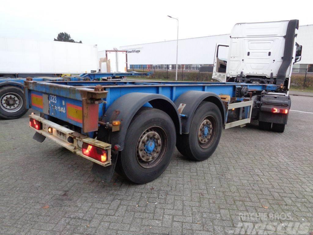 Renders Euro 700 + 2 Axle Containerframe semi-trailers