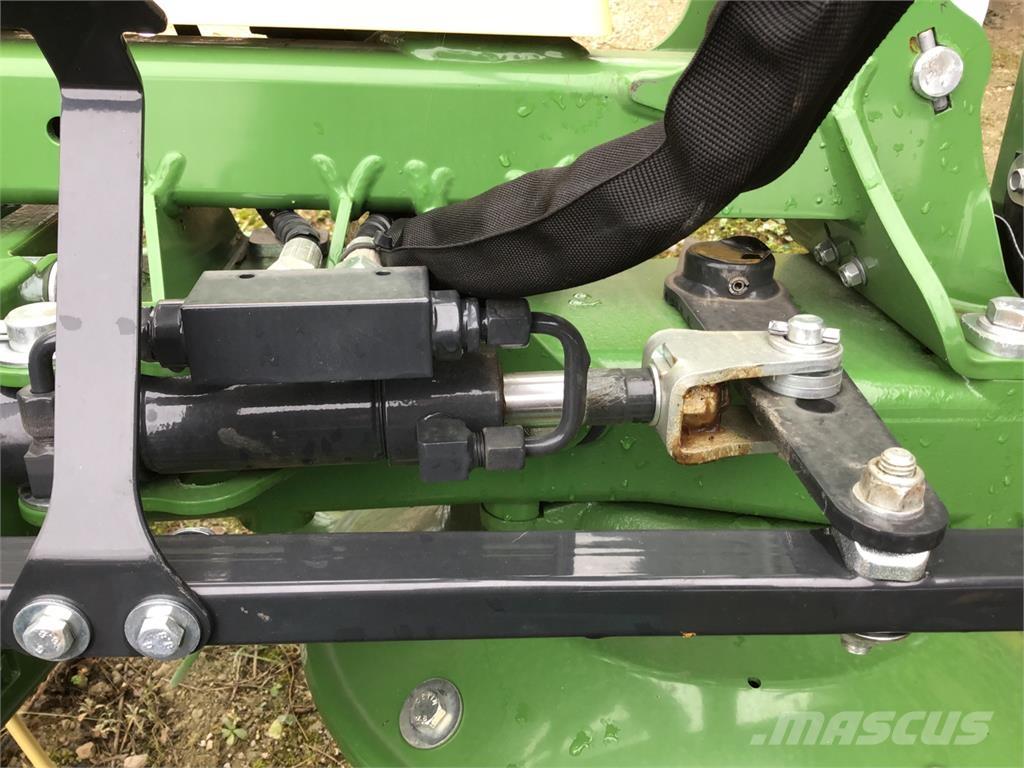 Krone Vendro 820 Граблі і сінозворушувачі