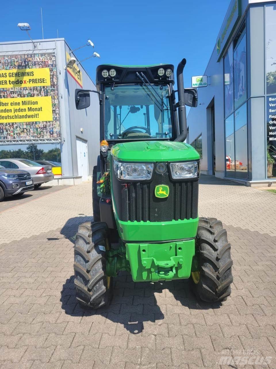 John Deere 5105GV Трактори