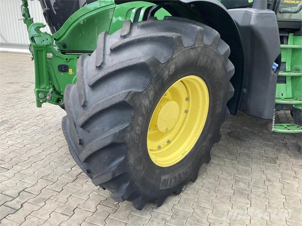 John Deere 6215R Трактори