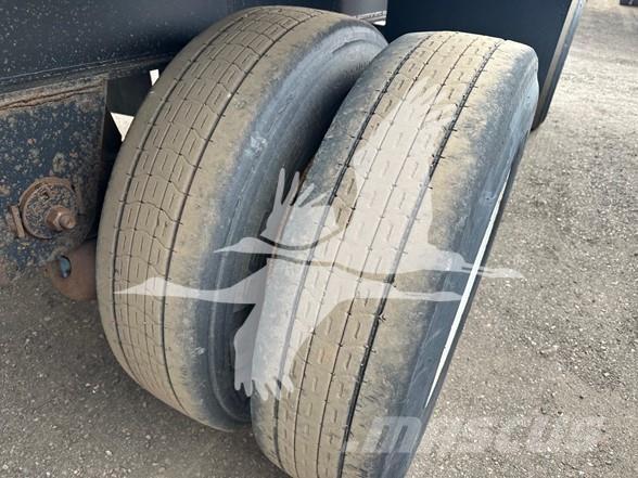 Utility 4000AE Напівпричепи-платформи/бічне розвантаження