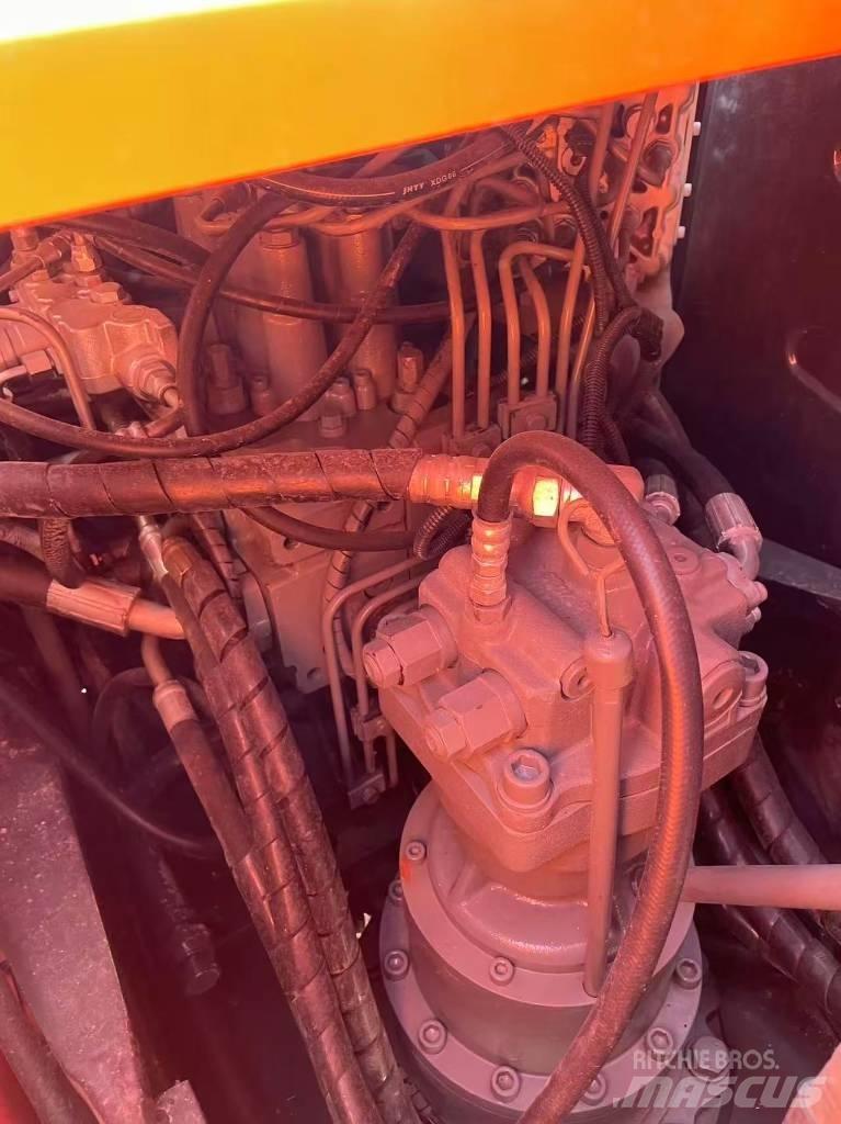 Hitachi 120 Гусеничні екскаватори