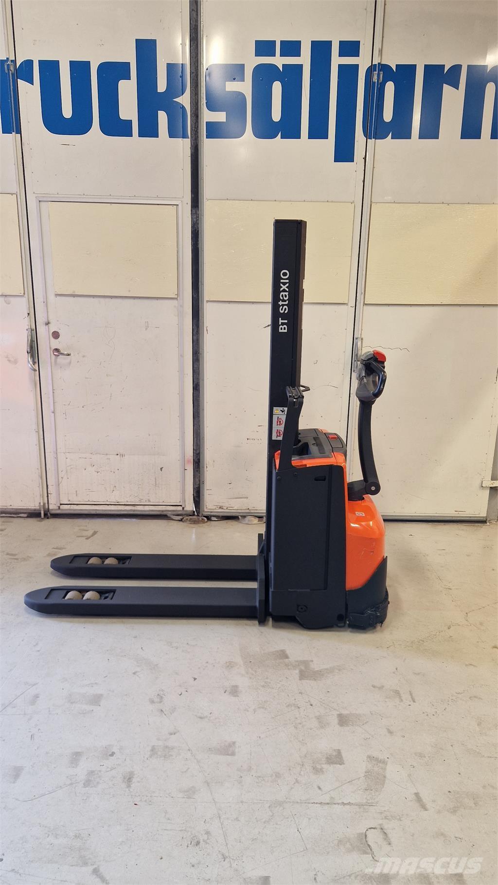 Toyota SWE080L Самохідні електроштабелери