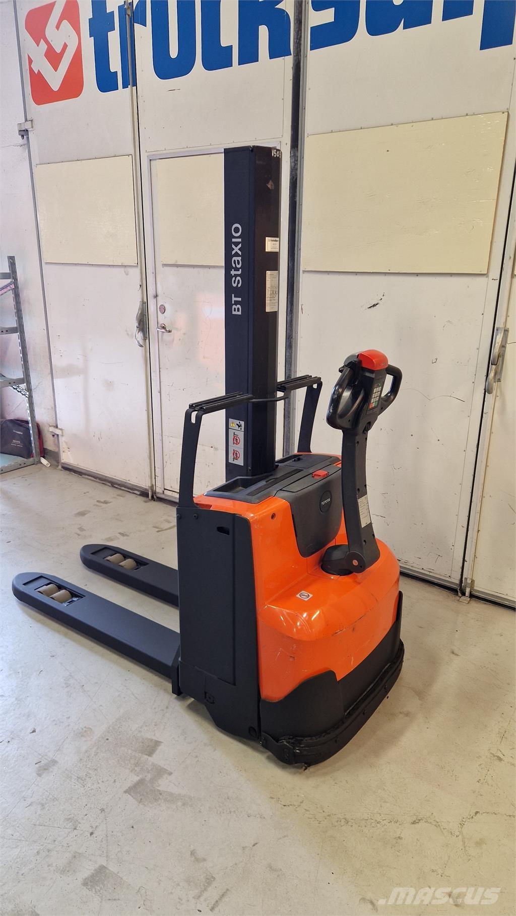 Toyota SWE080L Самохідні електроштабелери