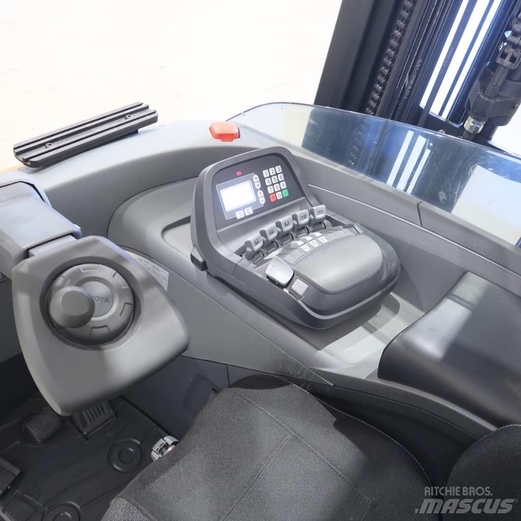 Toyota RRE160H Річ-трак із високим підйомом