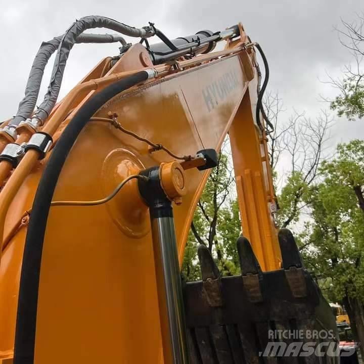 Hyundai R220LC-9S Гусеничні екскаватори