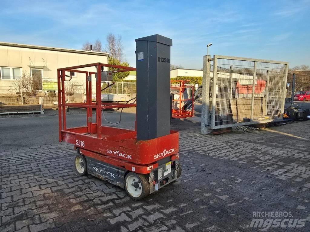 SkyJack SJ 16 Вертикальні щоглові підйомники