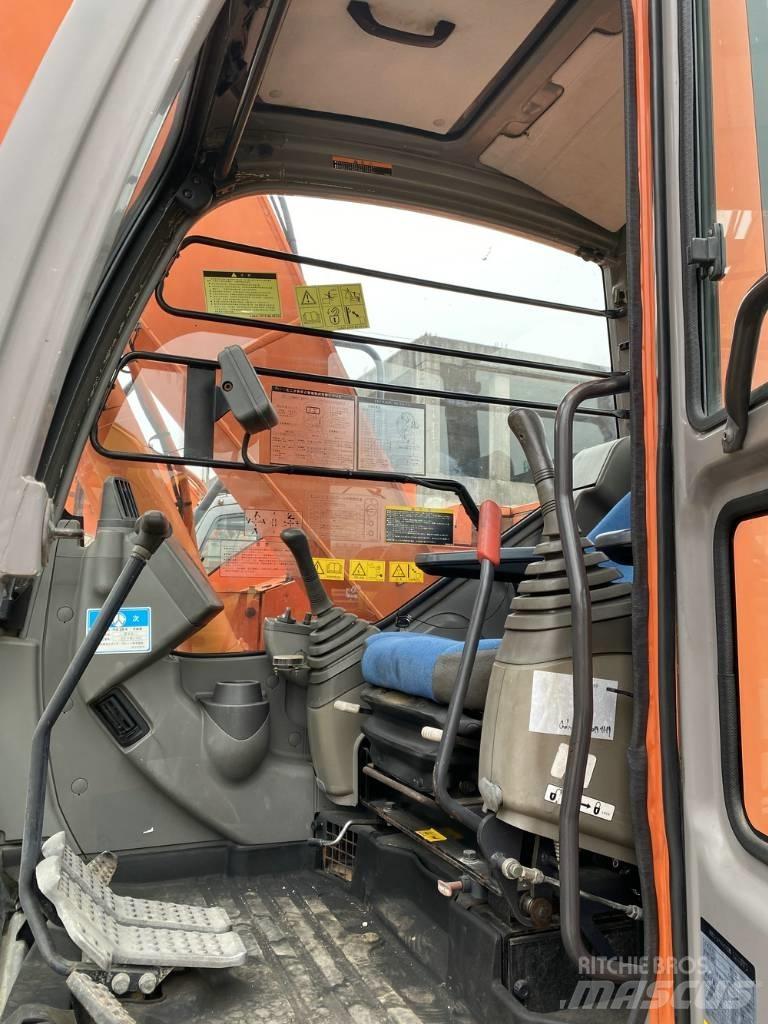 Hitachi 135 Гусеничні екскаватори