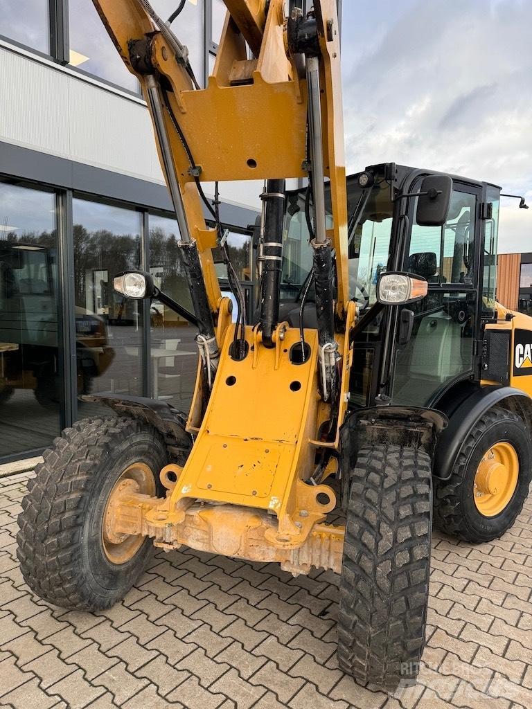 CAT 906M Фронтальні навантажувачі