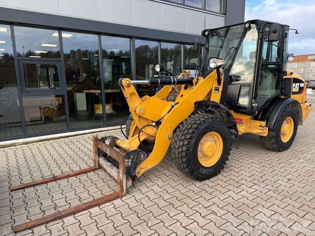 CAT 906M Фронтальні навантажувачі