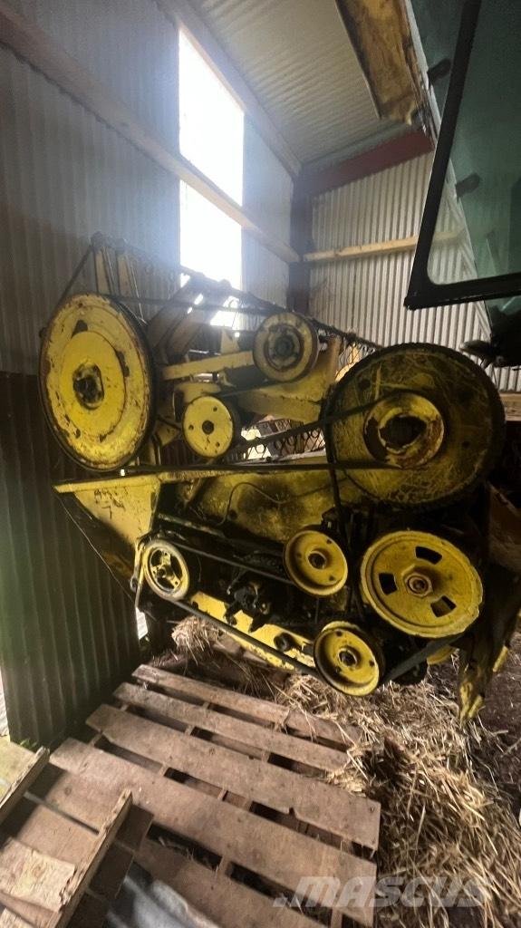 New Holland 8050 Зернозбиральні комбайни