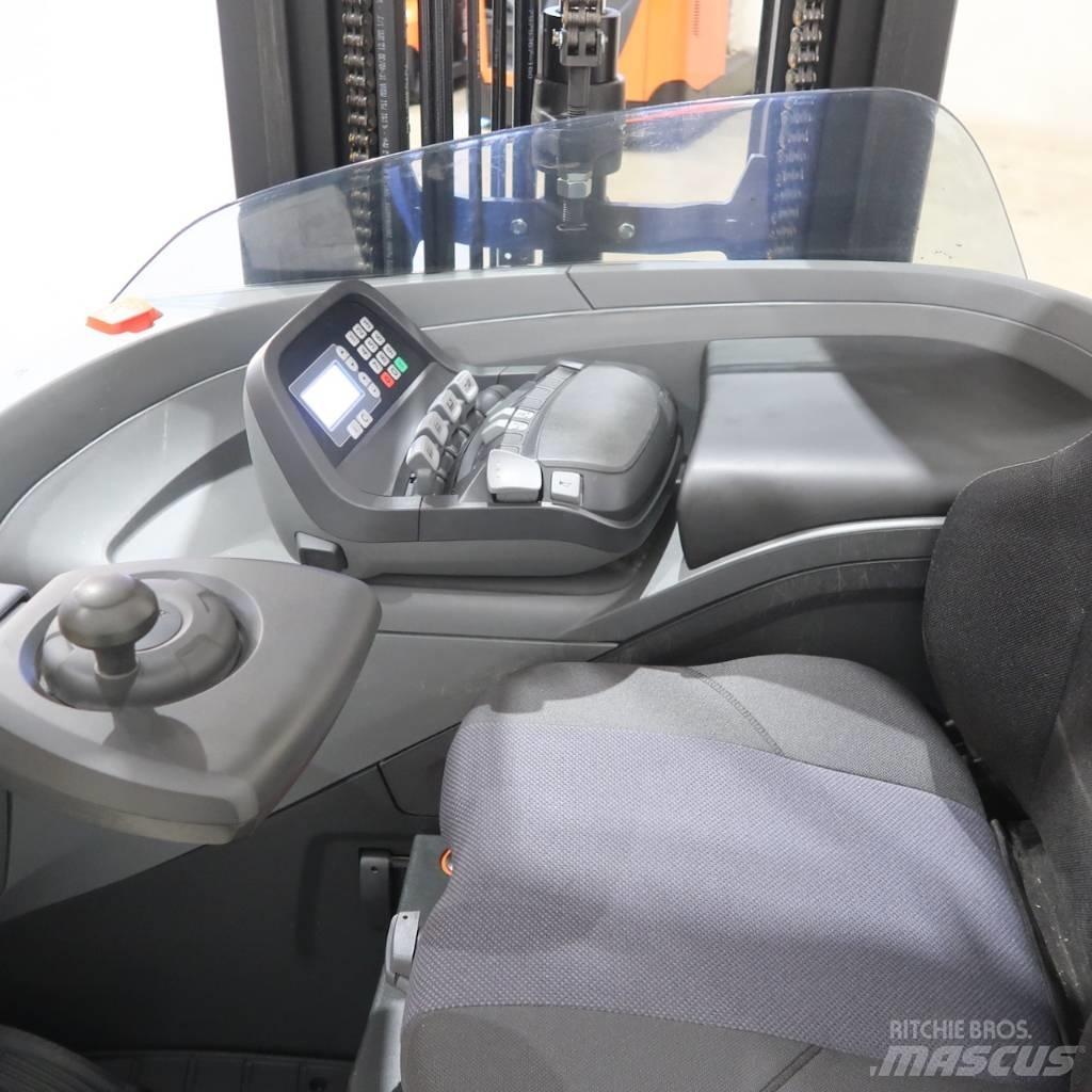 Toyota RRE140H Річ-трак із високим підйомом