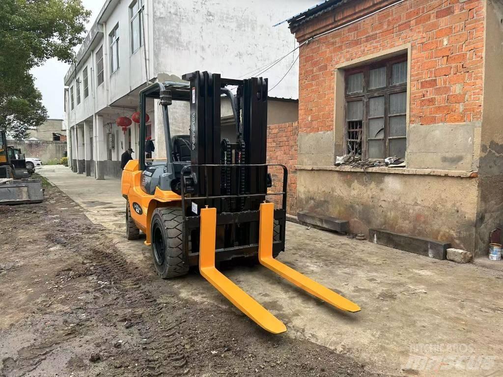 Toyota 5 ton Дизельні навантажувачі