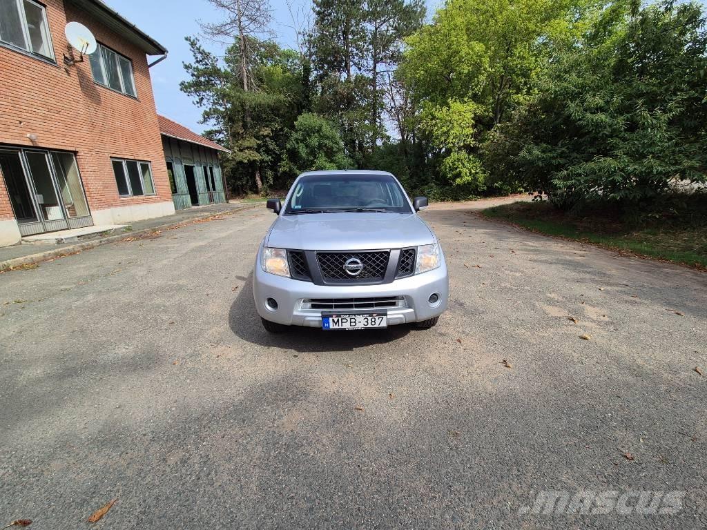 Nissan Navara Пікапи / Бічне розвантаження