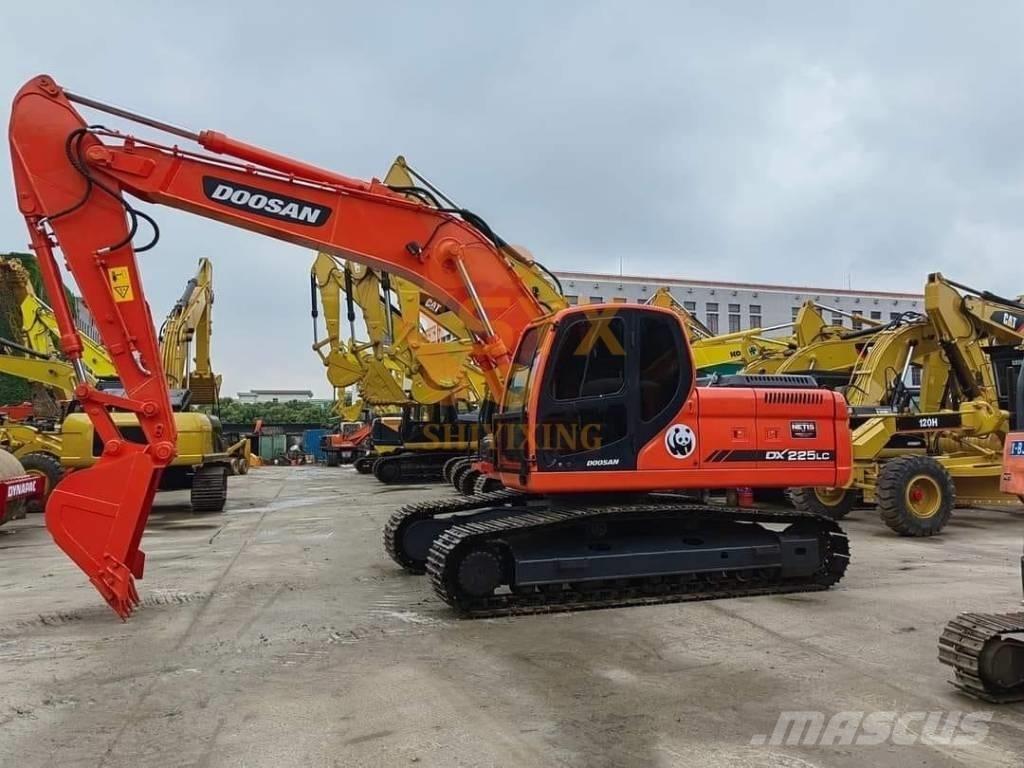 Doosan DX 225 LC Гусеничні екскаватори