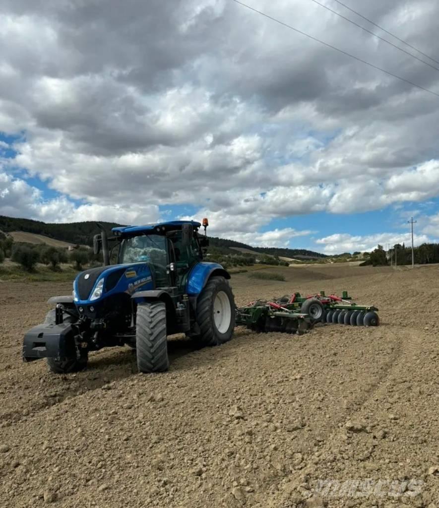 New Holland T 7.225 Трактори