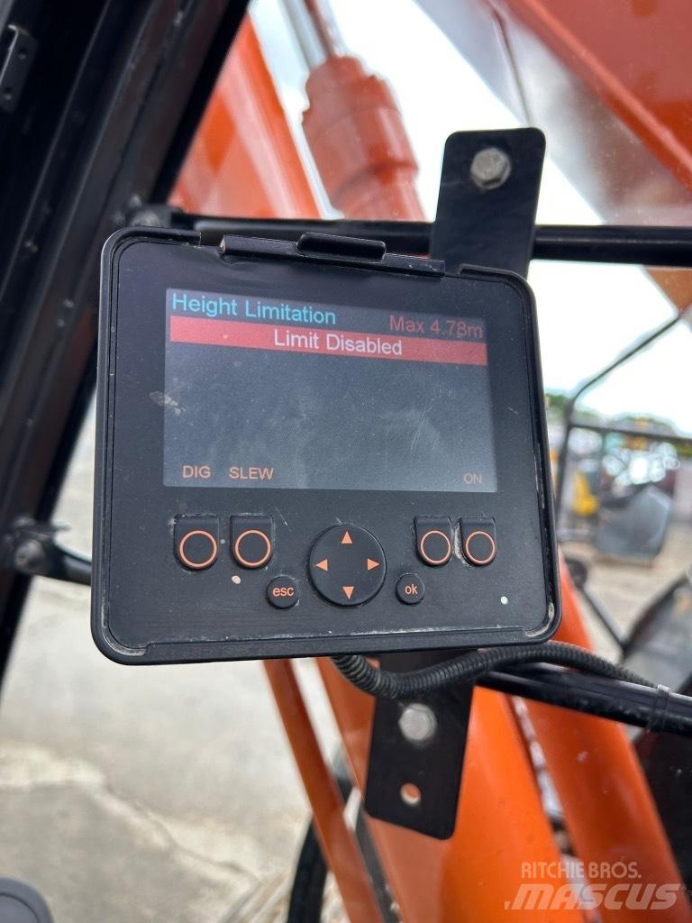 Hitachi ZX225 USLC-7 Гусеничні екскаватори