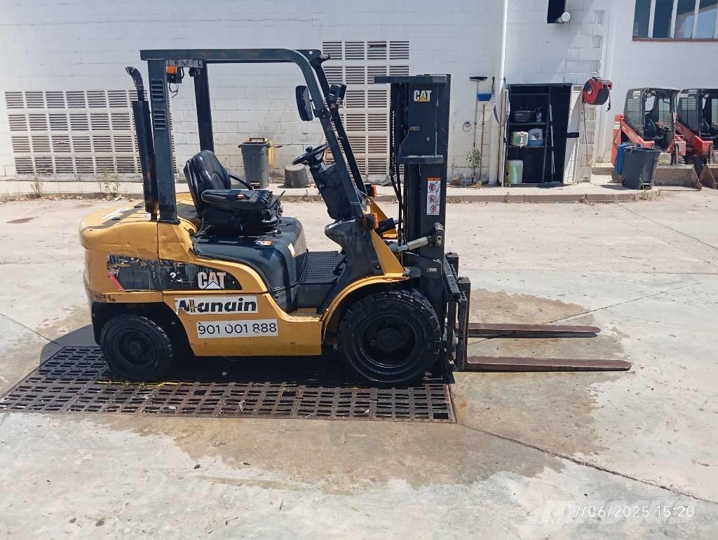 CAT DP 30 NT Дизельні навантажувачі