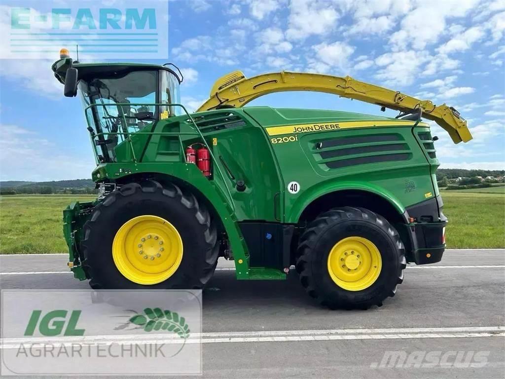 John Deere 8200 i Кормозбиральні комбайни