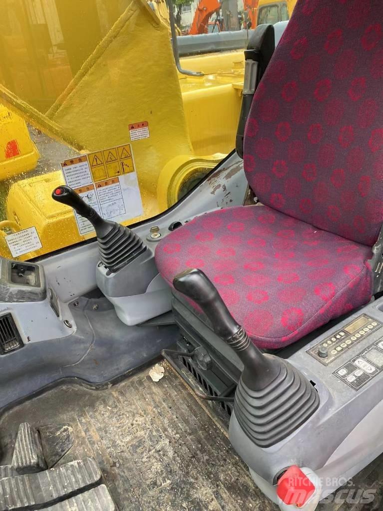 Komatsu 220 Гусеничні екскаватори