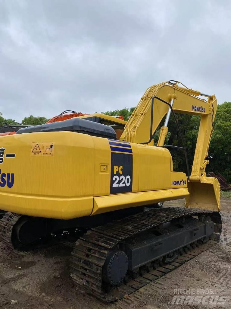 Komatsu 220 Гусеничні екскаватори