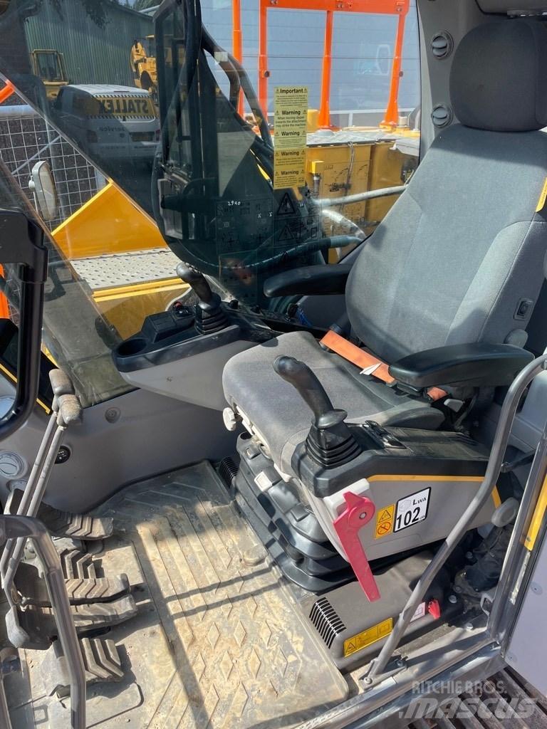 Volvo EC220E Гусеничні екскаватори