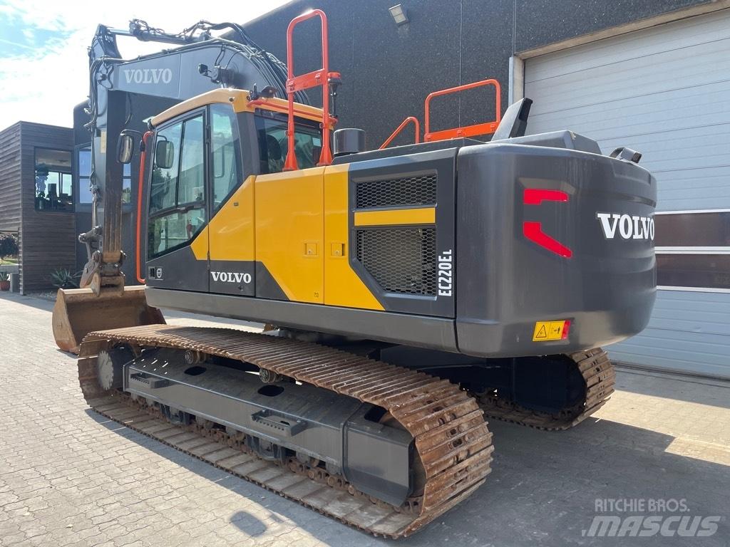 Volvo EC220E Гусеничні екскаватори