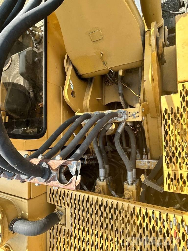 CAT 214 Колісні екскаватори