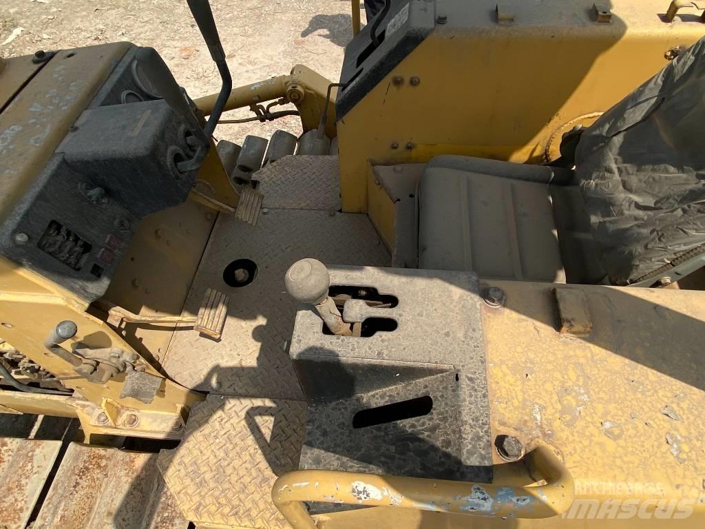 Komatsu D21P-6 Гусеничні бульдозери