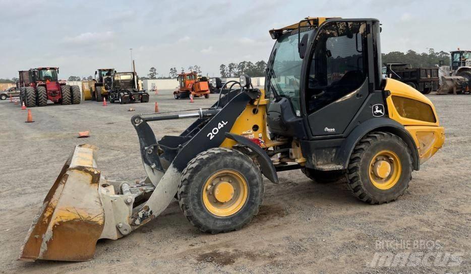 John Deere 204L Фронтальні навантажувачі