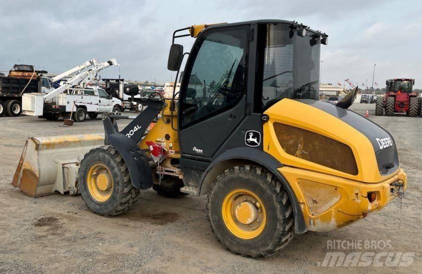 John Deere 204L Фронтальні навантажувачі