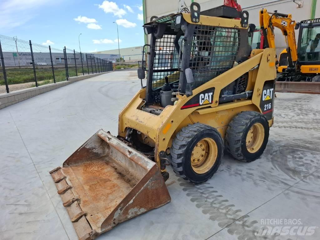 CAT 216 Міні-навантажувачі
