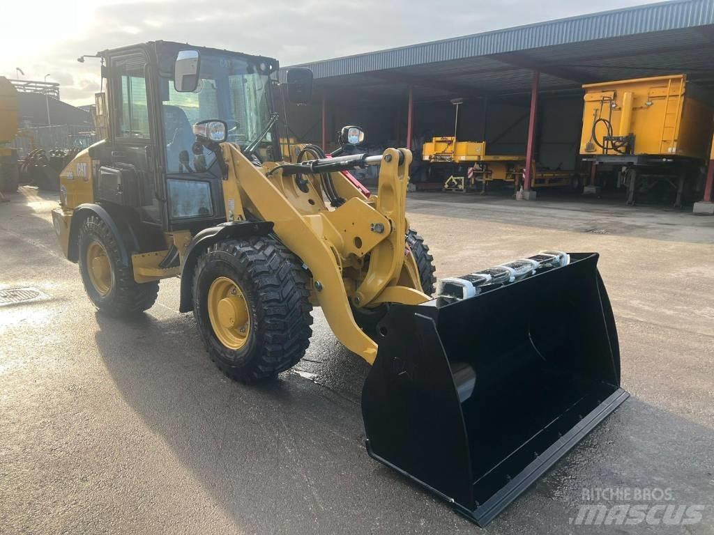 CAT 906 Фронтальні навантажувачі