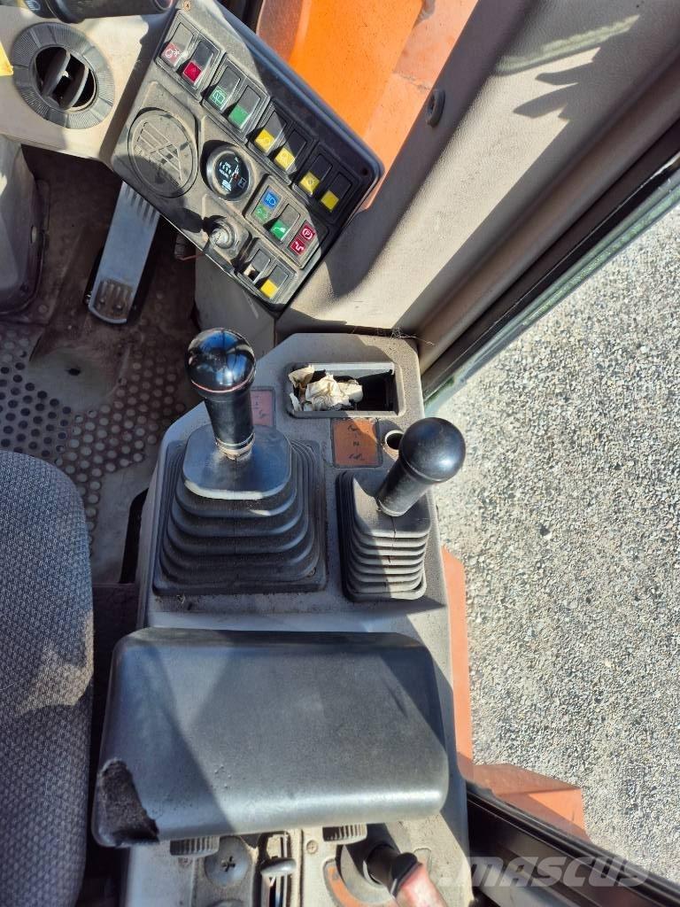 Hitachi FR 130 Фронтальні навантажувачі