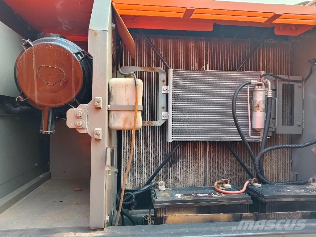 Hitachi ZX 210 Гусеничні екскаватори