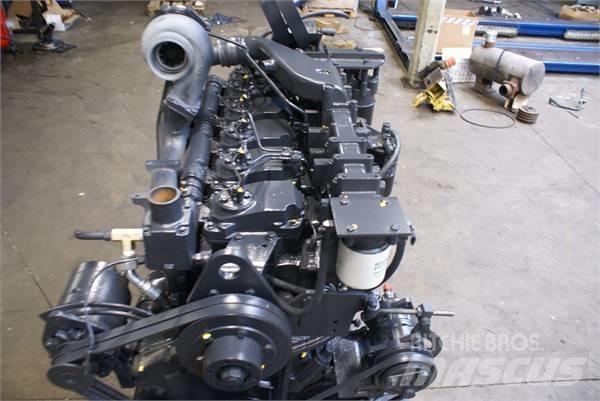 Komatsu SA6D125 E2 Двигуни