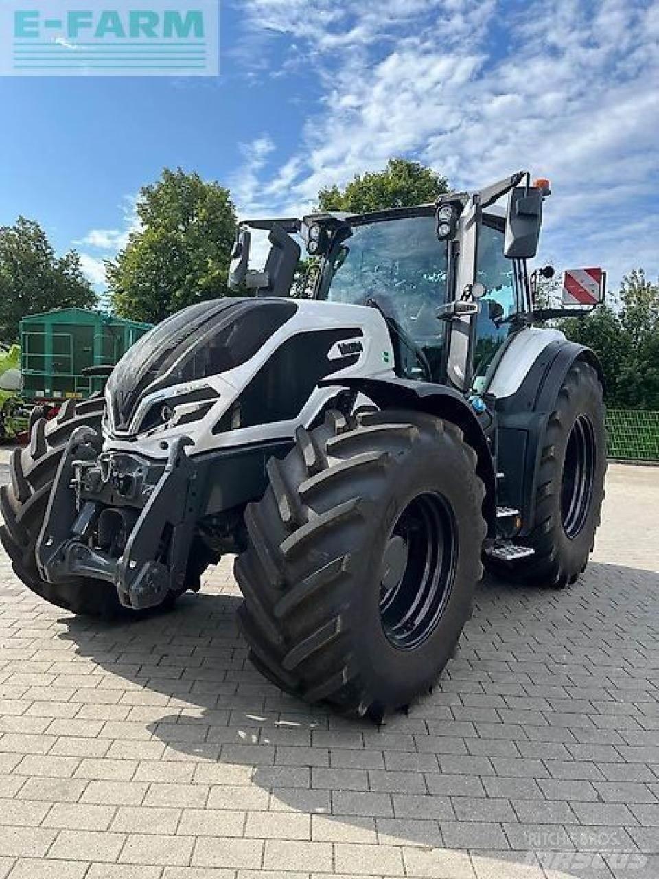 Valtra q245 Трактори
