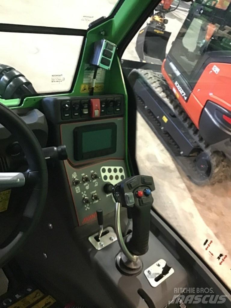 Avant 760 Багатофункціональне обладнання для вантажних і землекопальних робіт