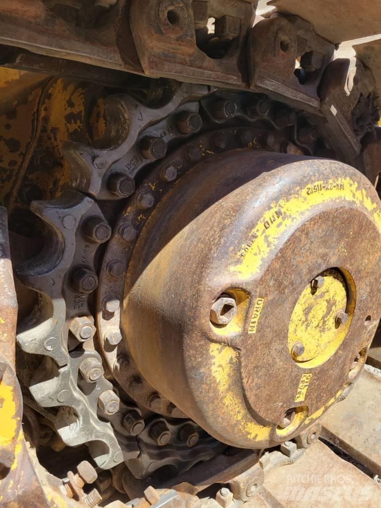 Komatsu D65EX-15 Гусеничні бульдозери