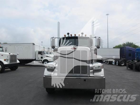 Peterbilt 388 Тягачі