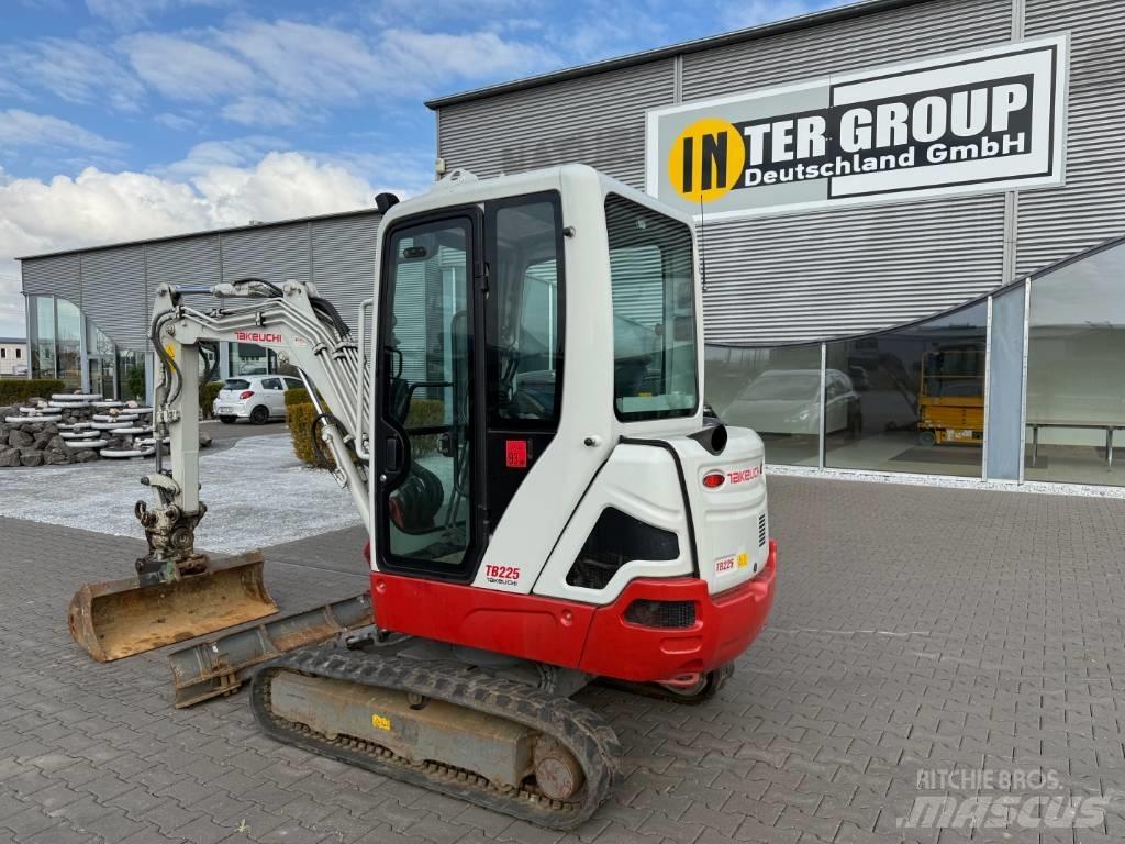 Takeuchi TB 225 V3 Міні-екскаватори < 7т
