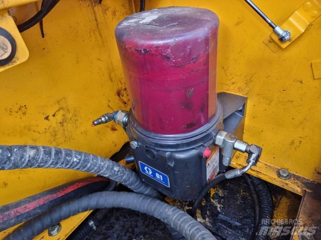 JCB JS 330 NC Гусеничні екскаватори