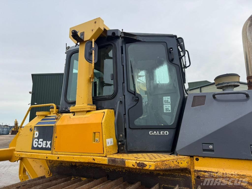 Komatsu D65EX-15 Гусеничні бульдозери