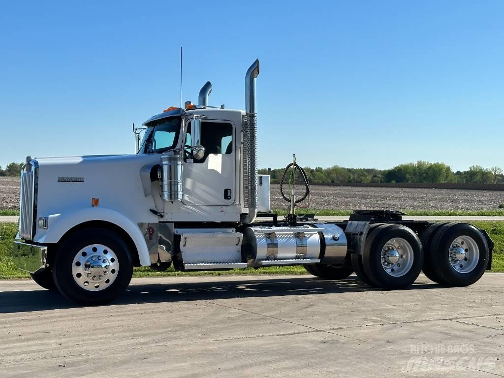 Kenworth W900 Тягачі