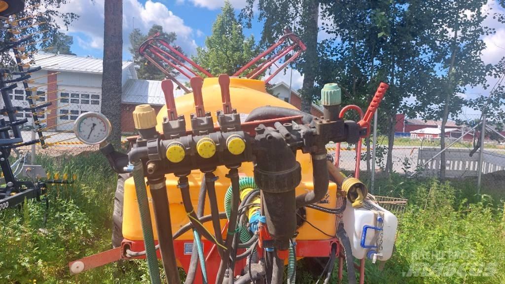 Junkkari 2300/12 Причіпні обприскувачі