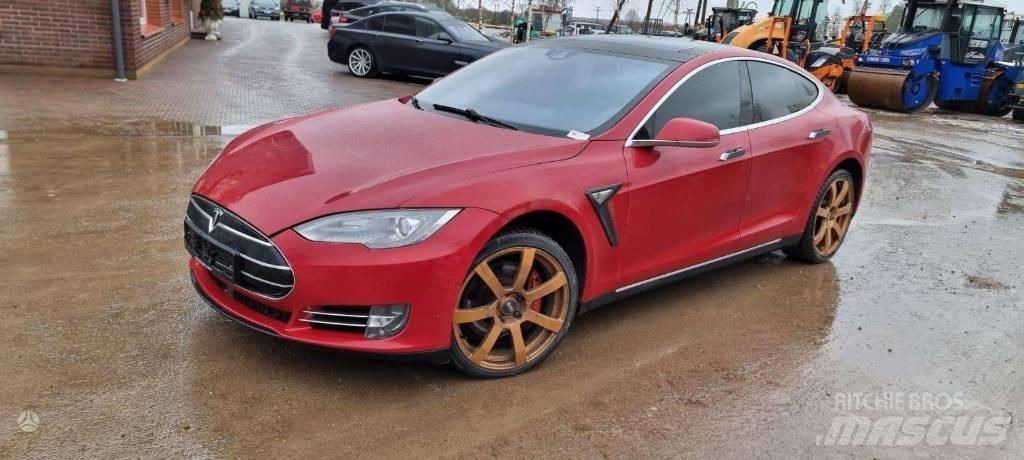 Tesla Model S P85D Автомобілі