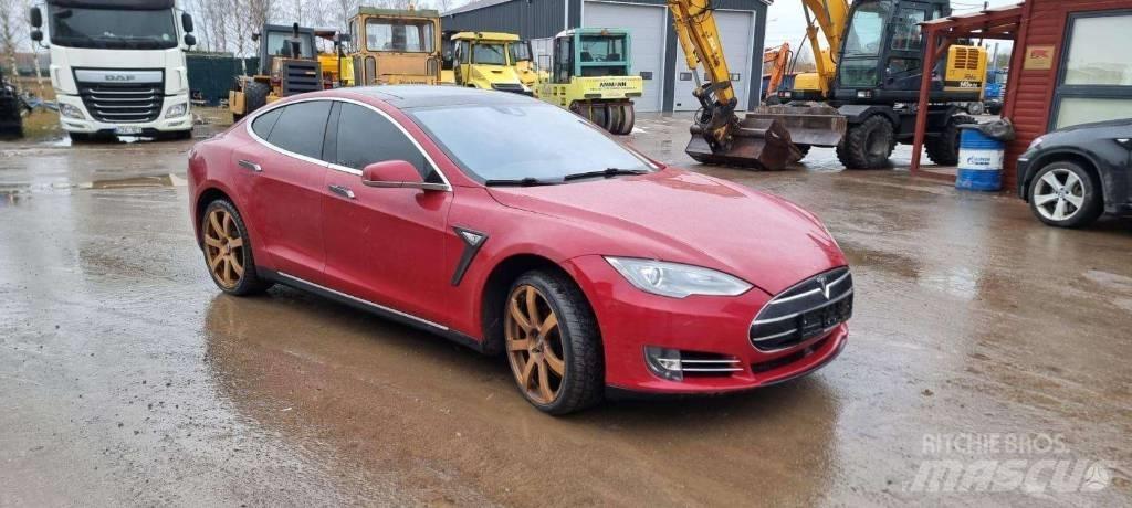 Tesla Model S P85D Автомобілі