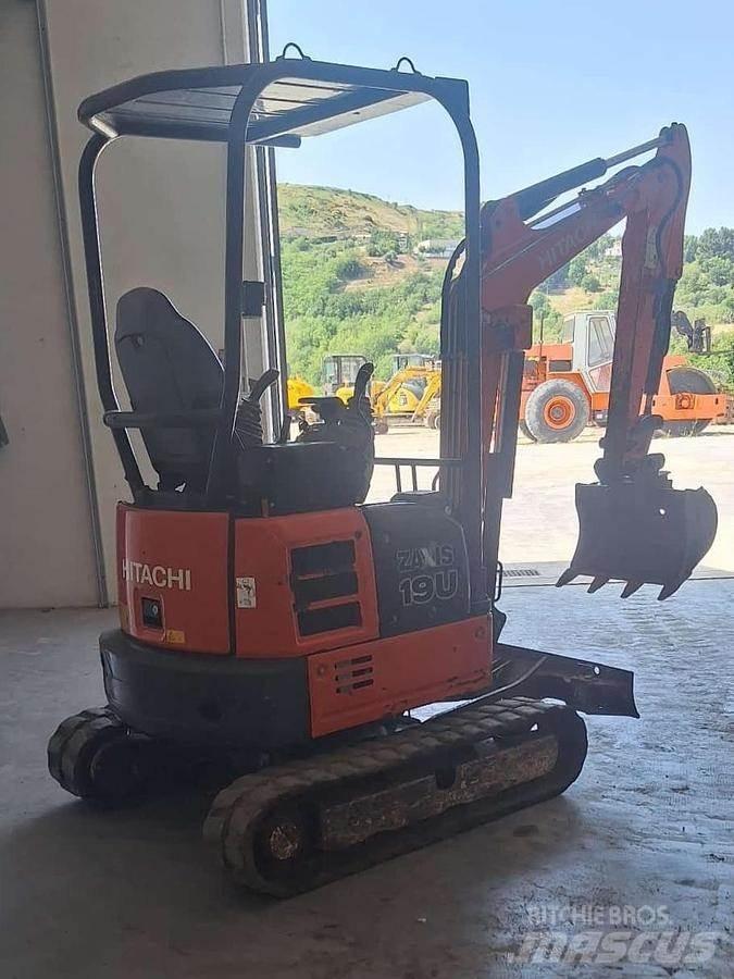 Hitachi ZX19U Міні-екскаватори < 7т
